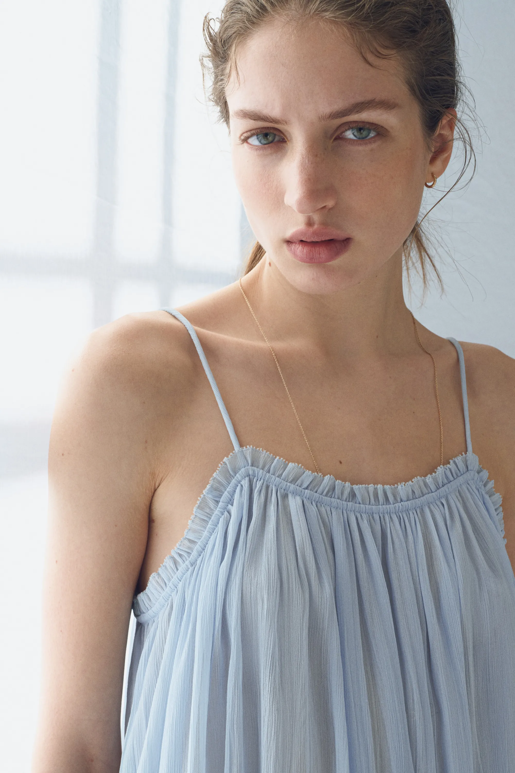 Robe à bretelles fines en mousseline avec dentelle - Bleu clair