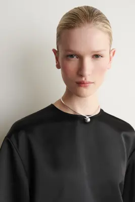 T-SHIRT OVERSIZE EN SATIN - NOIR — photo 4