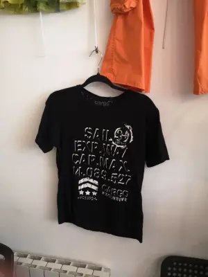 T-shirt noir avec imprimé graphique — photo 1