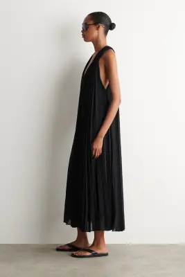 ROBE LONGUE EN GEORGETTE PLISSÉE ENCOLURE À NOUER - NOIR — photo 1