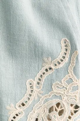 Short en lin mélangé avec broderie anglaise - Bleu denim clair/crème — photo 3