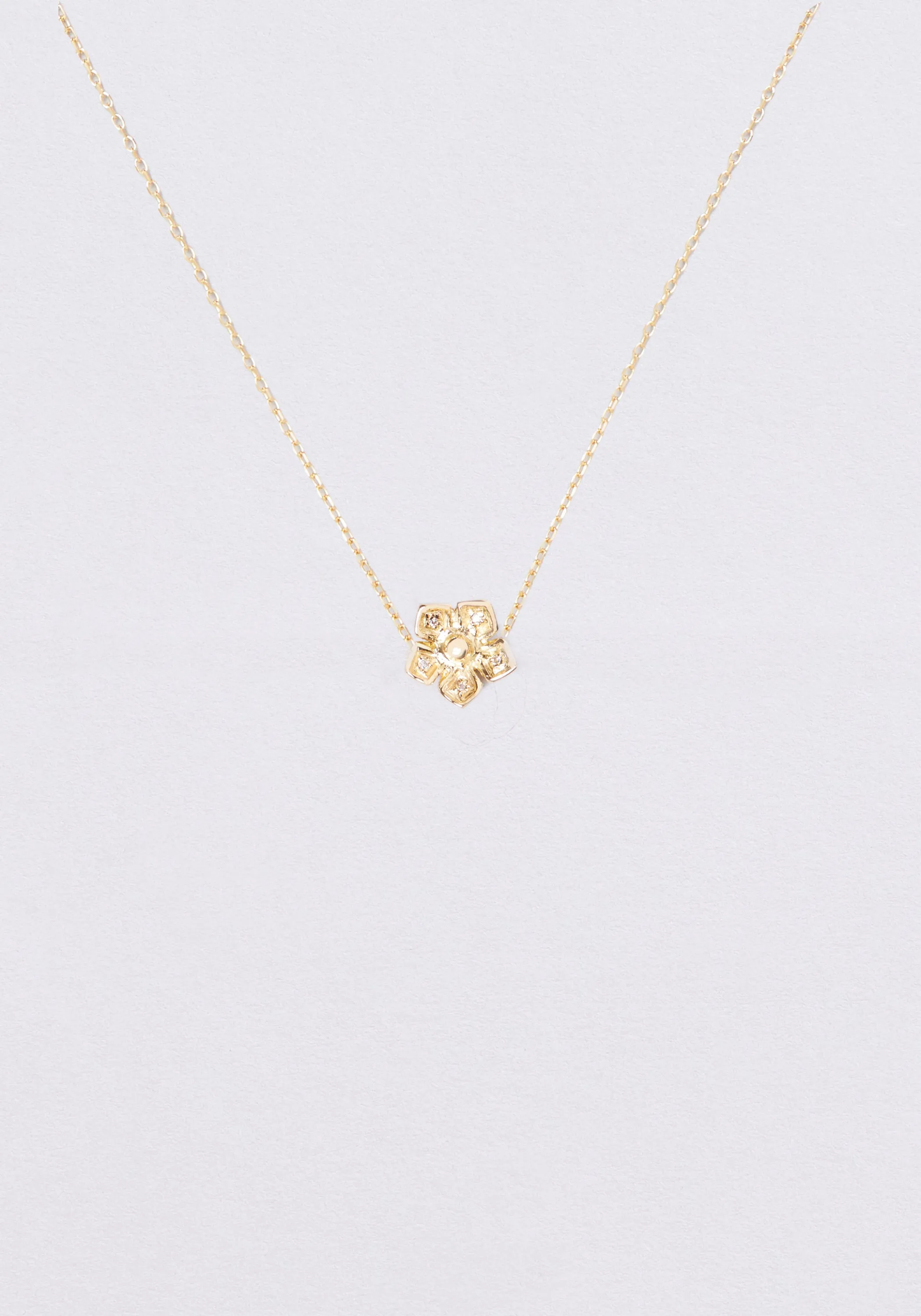 COLLIER NINA