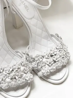 Sandales à talon en cuir en cuir blanc brodé de fleurs et perles Prix boutique 1500€ Taille 37 — photo 5