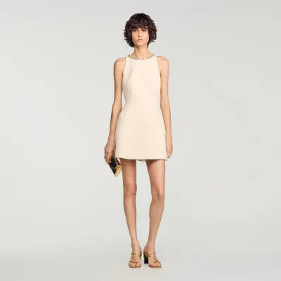 Robe courte col bijou