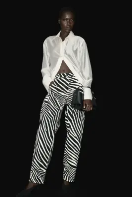 Pantalon en twill avec jambes barrel - Noir/motif zébré — photo 2