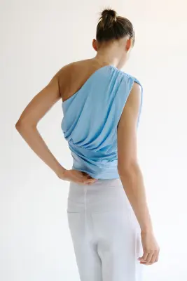 Top asymétrique à effet drapé - Bleu clair — photo 4