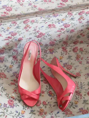 Sandales à talon en cuir verni rose bonbon Prix boutique 550€ Taille 37 — photo 2