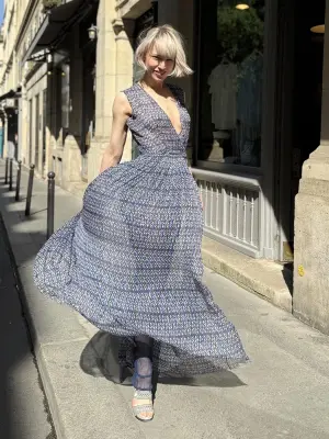 Robe longue sans manche en voile de soie imprimée bleu Prix boutique 1000€ Taille 36 — photo 3