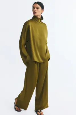 Blouse à col cheminée en satin - Vert olive foncé — photo 2
