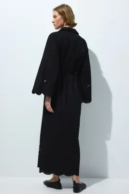 Robe avec broderie anglaise - Noir — photo 2