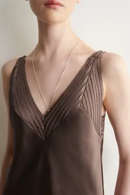 ROBE NUISETTE EN SATIN À FINITION AJOURÉE - BRUN — photo 2