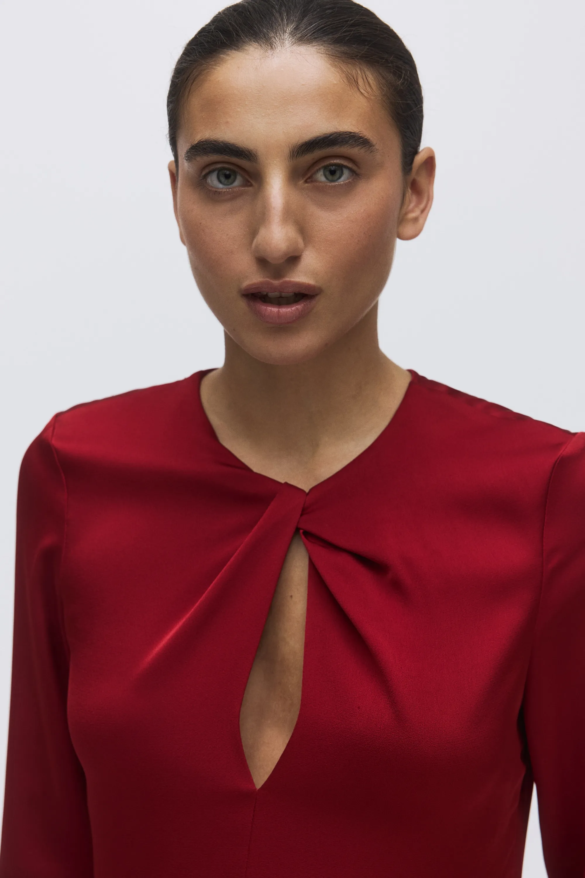 Robe en satin avec détail torsadé - Rouge foncé