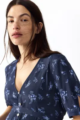 MAMA Robe en viscose avec ceinture à nouer - Bleu foncé/fleuri — photo 2