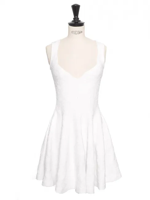Robe courte cintrée et évasée décolleté plongeant en damassé blanc neige Prix boutique 2300€ Taille XS