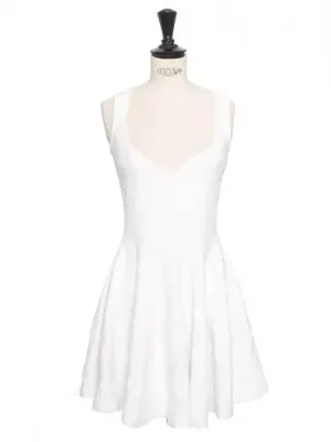 Robe courte cintrée et évasée décolleté plongeant en damassé blanc neige Prix boutique 2300€ Taille XS — photo 1