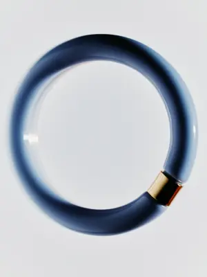 Bracelet jonc en résine et en métal contrasté - Bleu/Doré — photo 4