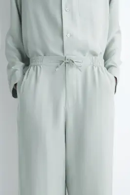 PANTALON DROIT DÉCONTRACTÉ EN SOIE - VERT SAUGE — photo 2