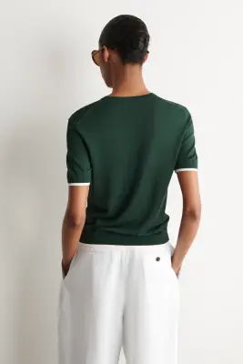 T-SHIRT EN MAILLE À COL EN V ET DÉTAIL SUPERPOSÉ - VERT FONCÉ / BLANC — photo 5