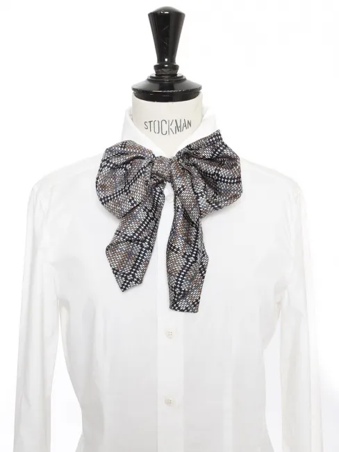 Foulard en soie imprimé bleu marron crème Prix boutique 370€