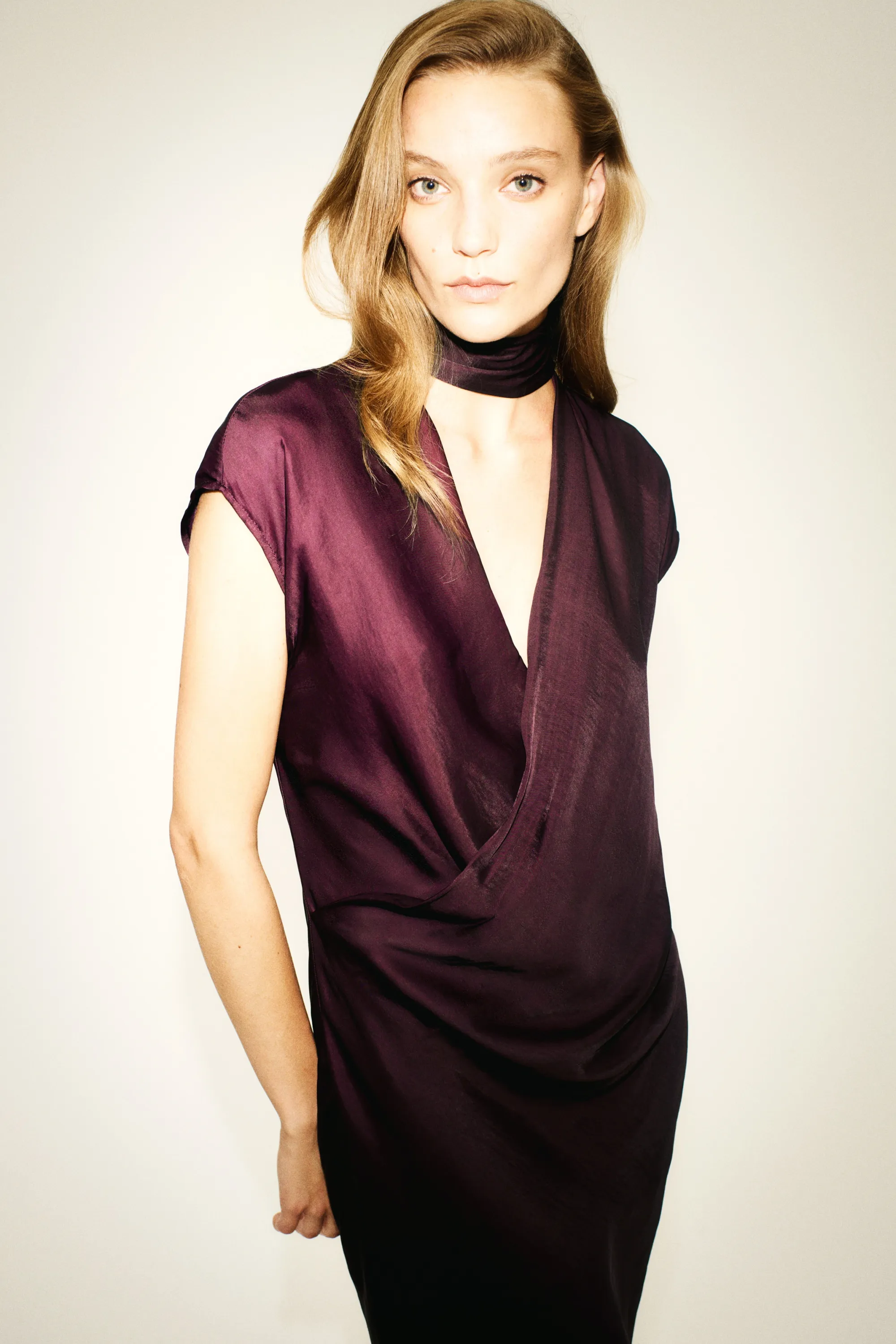 Robe en satin avec détail façon écharpe - Violet foncé