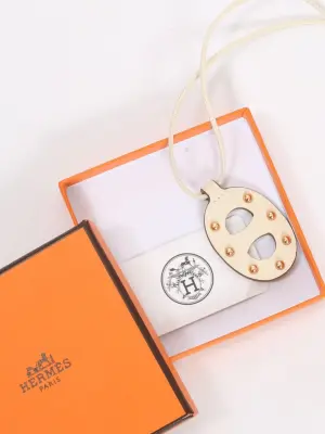 Collier pendentif chaîne d'ancre petit modèle en cuir et studs Prix boutique 500€ — photo 5