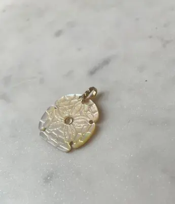 Nouveau ! ROOM SERVICE JEWELRY Pendentif Charm Sand Dollar Nacre — photo 2