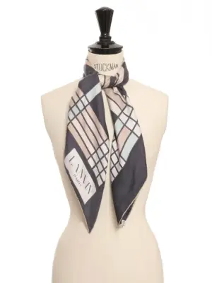 Foulard carré en twill de soie imprimé graphique bleu gris et blanc Prix boutique 275€ Taille 90 x 90 — photo 1