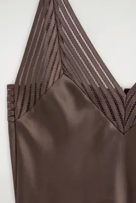 ROBE NUISETTE EN SATIN À FINITION AJOURÉE - BRUN — photo 4