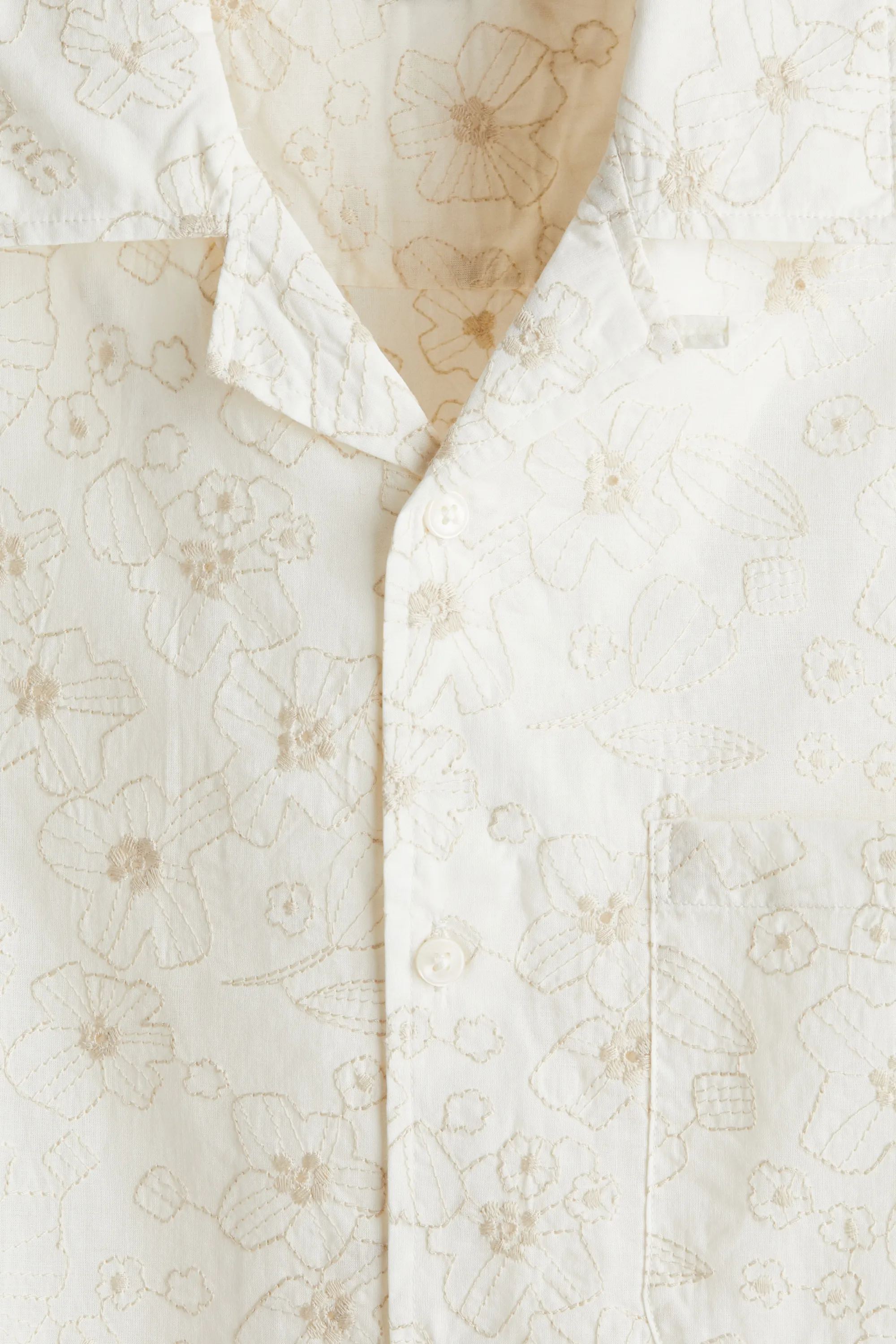 Chemise brodée Regular Fit avec col cubain - Blanc/fleuri