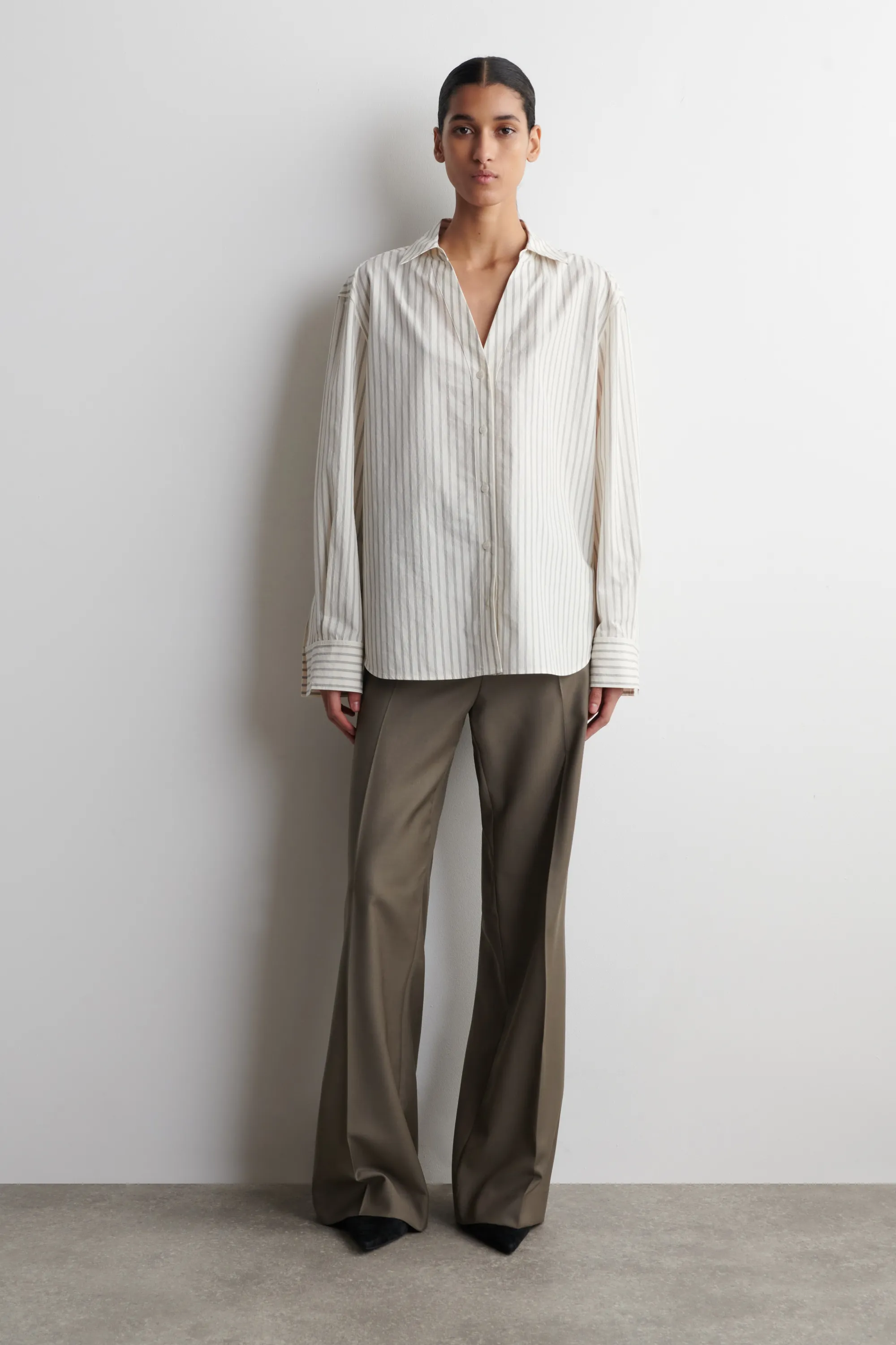 CHEMISE EN POPELINE DE COTON À COL OUVERT - BEIGE / RAYÉ