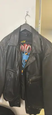 Veste aviateur en cuir noir — photo 2