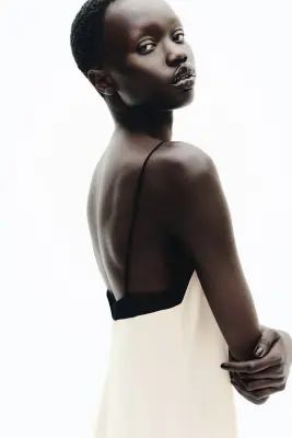 Robe à bretelles fines en crêpe - Beige clair/noir — photo 2