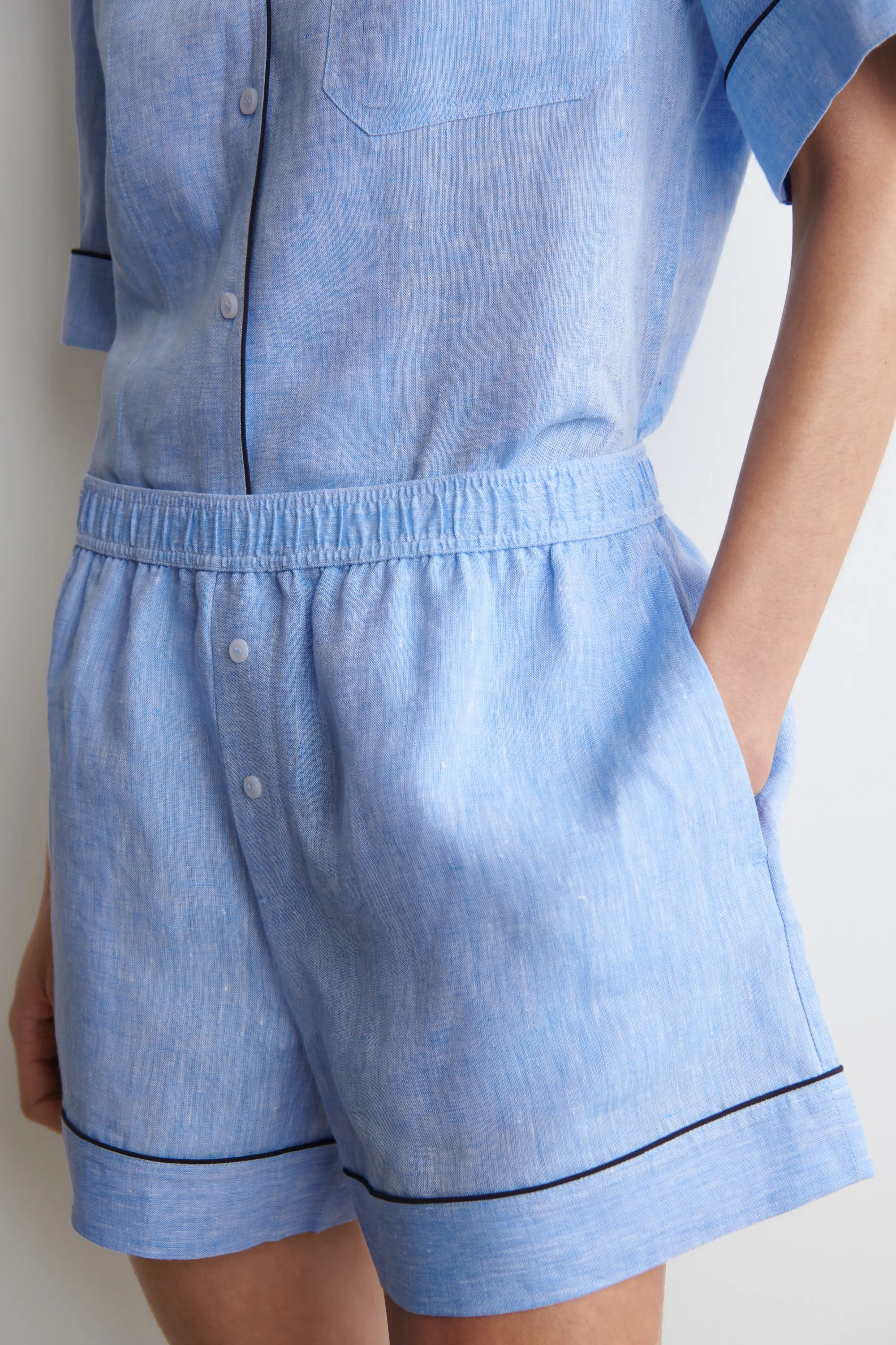 SHORT EN LIN À FINITION CONTRASTÉE - BLEU CHINÉ