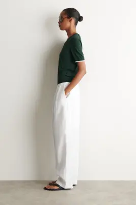 T-SHIRT EN MAILLE À COL EN V ET DÉTAIL SUPERPOSÉ - VERT FONCÉ / BLANC — photo 3