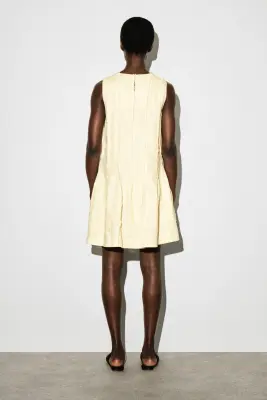 ROBE COURTE SCULPTÉE À PLIS - JAUNE BEURRE — photo 3
