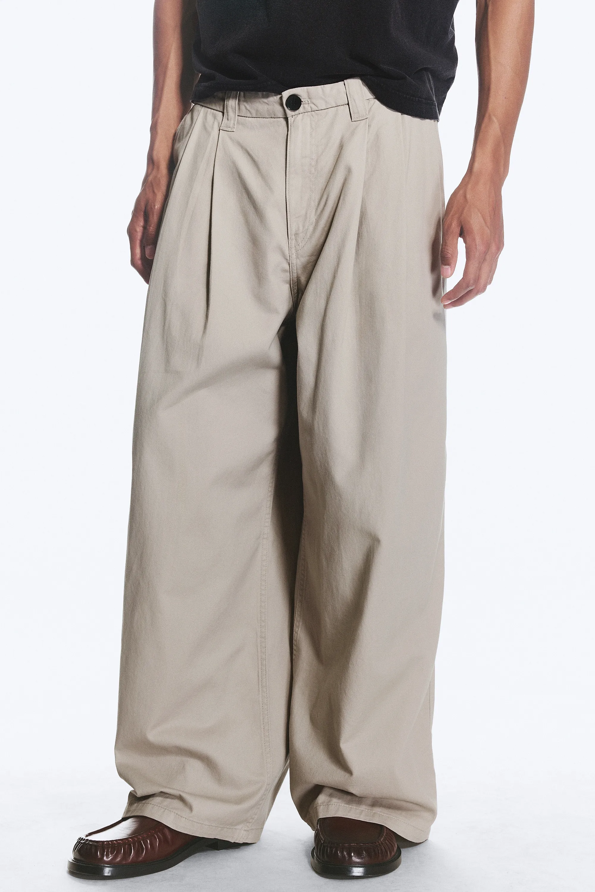 Chino baggy plissé en sergé Otis - Taupe cendré clair