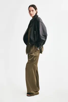 Pantalon cargo en satin - Vert kaki — photo 4