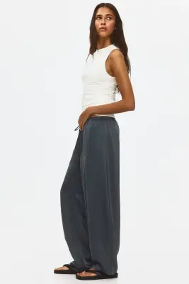 Pantalon en satin froissé - Gris foncé — photo 4