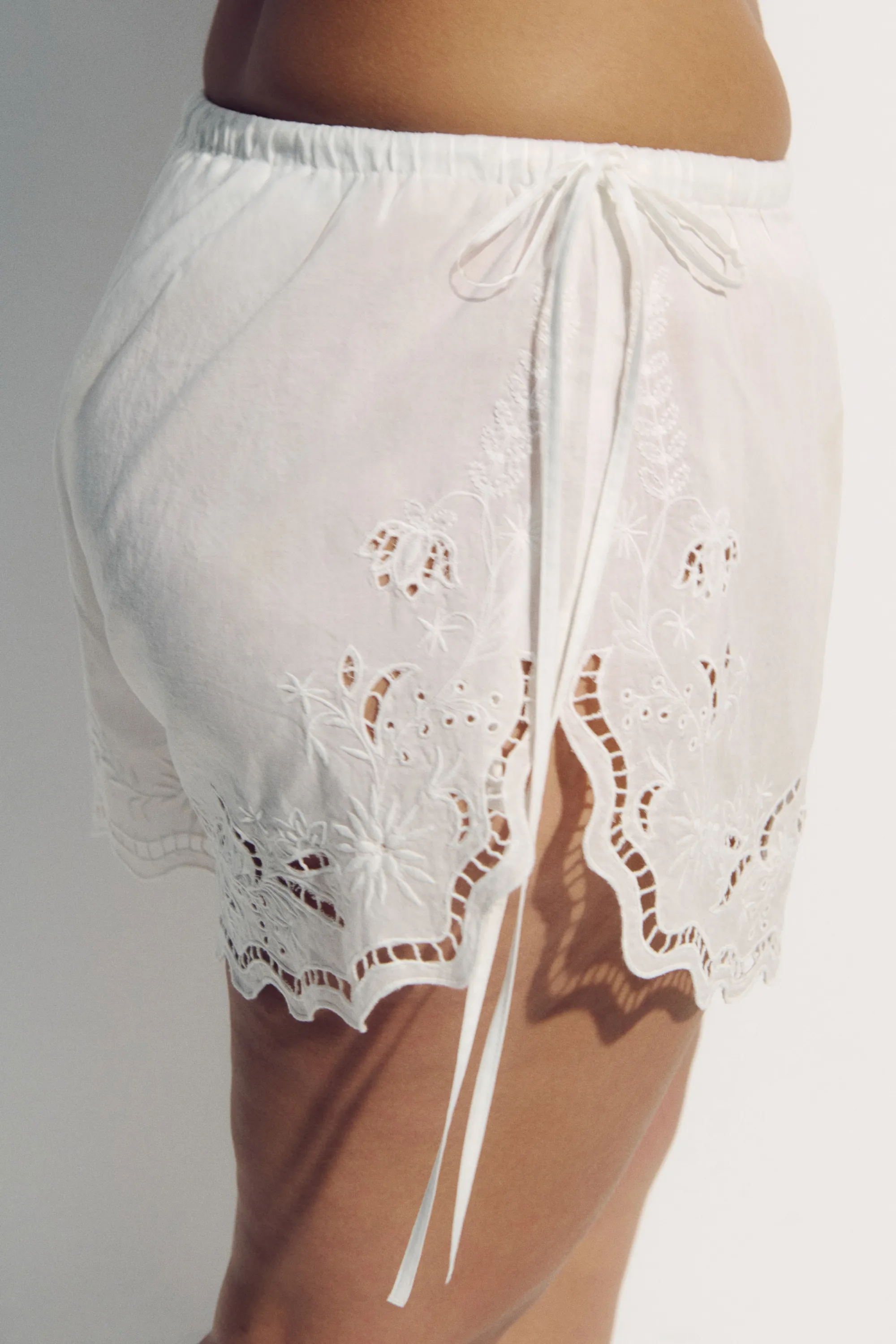 Short de plage en coton avec broderie anglaise - Blanc