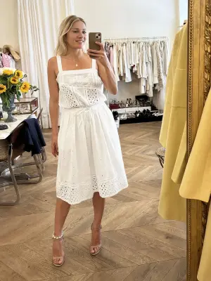 Robe d'été mi-longue en coton blanc broderie anglaise Prix boutique 355€ Taille 38 — photo 2