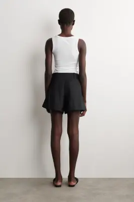 SHORT EN LIN À PLIS ET CEINTURÉ - NOIR — photo 3