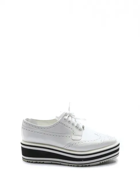 Baskets richelieu en cuir blanc semelle à rayures noir Prix boutique 600€ Taille 37,5