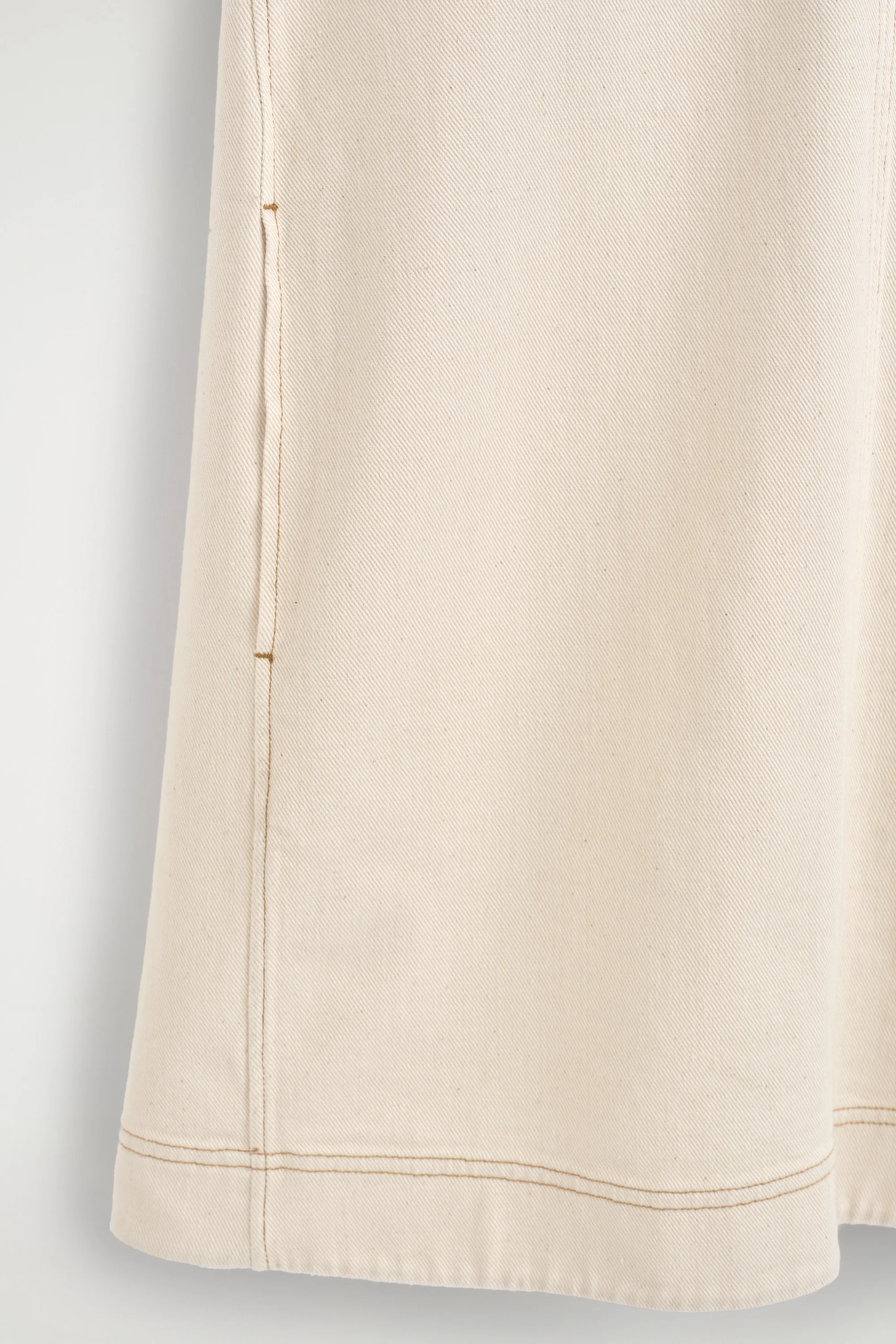 ROBE COURTE EN DENIM À COL EN V ET DOS AJOURÉ - ÉCRU