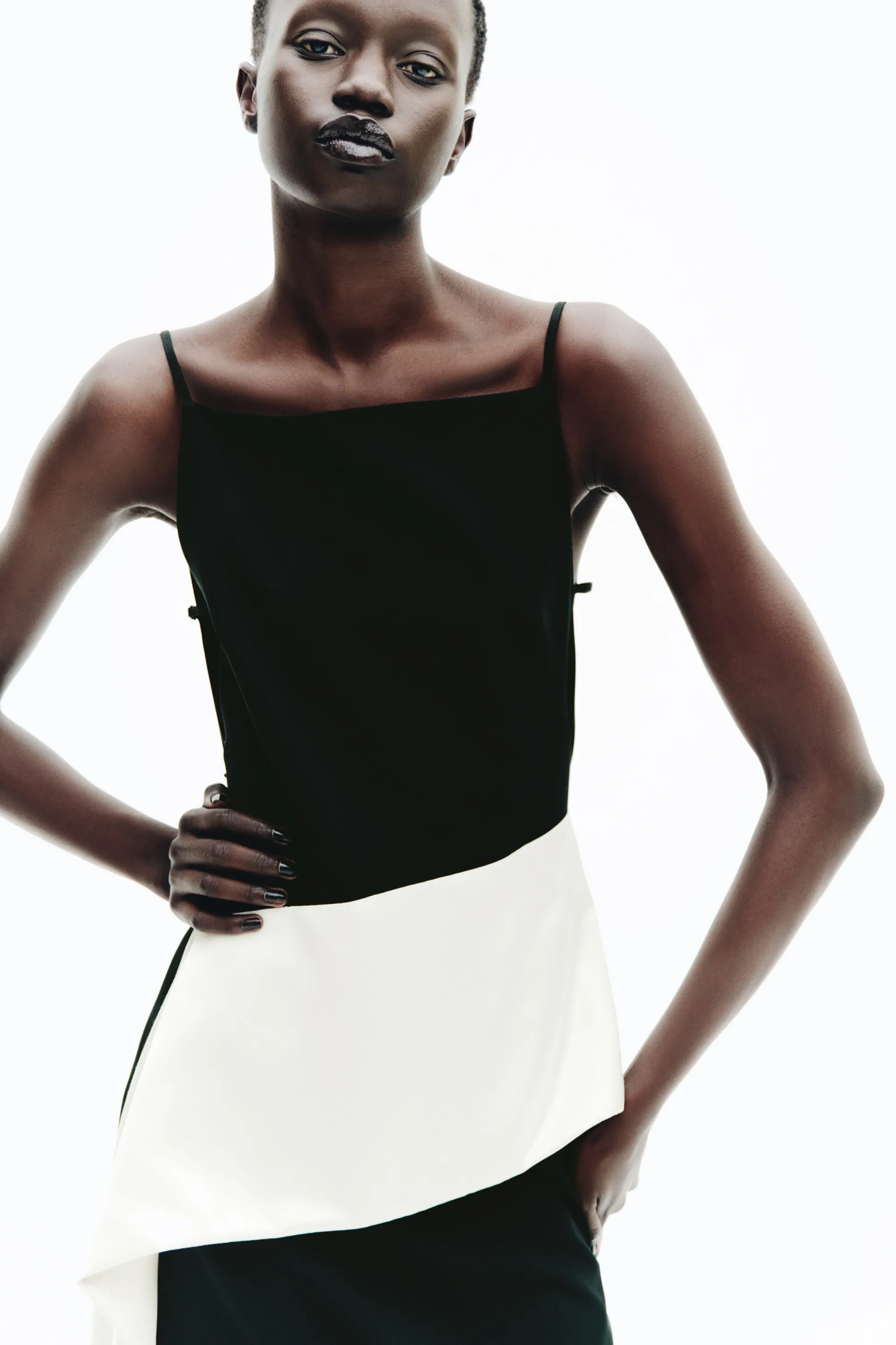Robe à bretelles fines avec panneau - Noir/crème