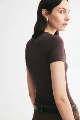 T-shirt ajusté en modal - Marron foncé — photo 2