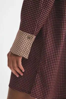 Robe à boutons avec col cravate - Rouge prune foncé/motif — photo 4