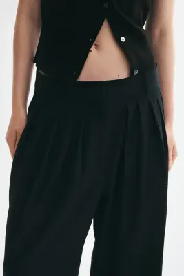 Pantalon à pinces avec jambes larges - Noir — photo 1