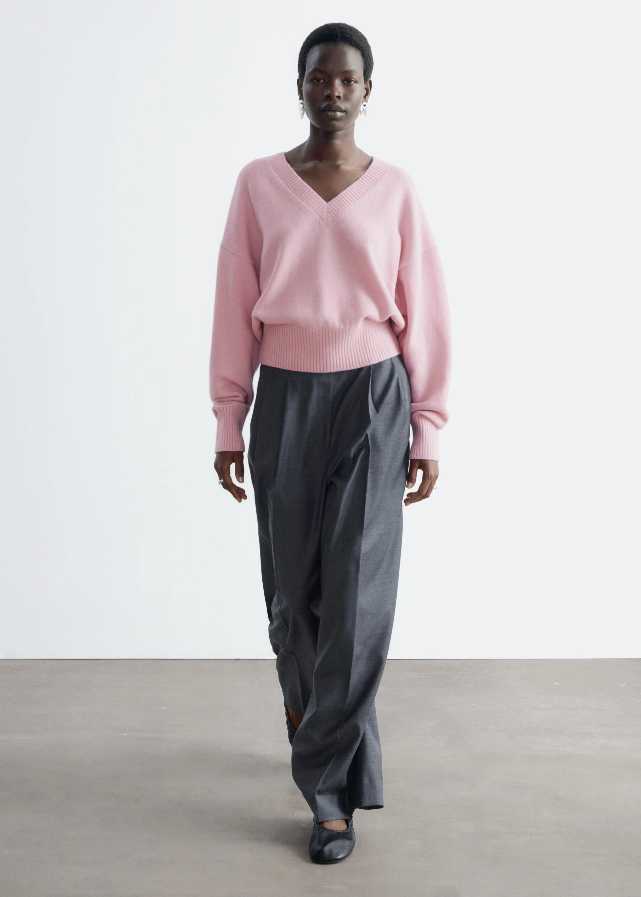 Pull à col en V côtelé en laine et en coton - Rose