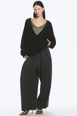 Pull confectionné à col V, coupe ample - Noir — photo 1
