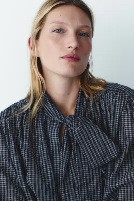 Blouse avec col lavallière - Bleu marine/carreaux — photo 3